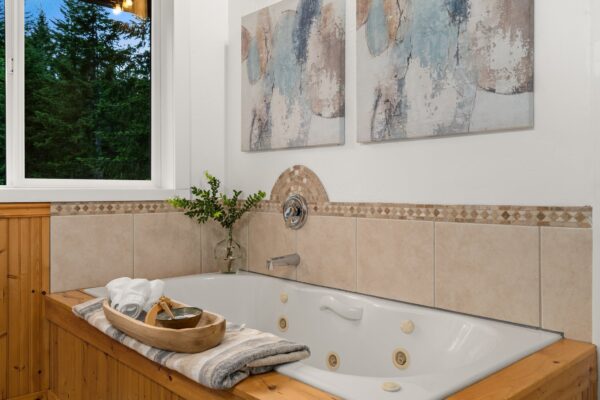 29-web-or-mls-4918+N+Lake+Cushman+Rd,+Hoodsport,+WA_Luminate+Media_029-min
