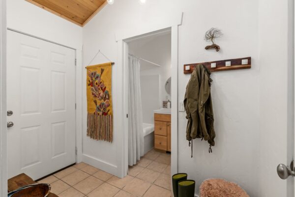 14-web-or-mls-4918+N+Lake+Cushman+Rd,+Hoodsport,+WA_Luminate+Media_014